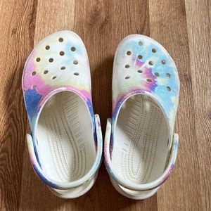 Tie dye crocs size j4